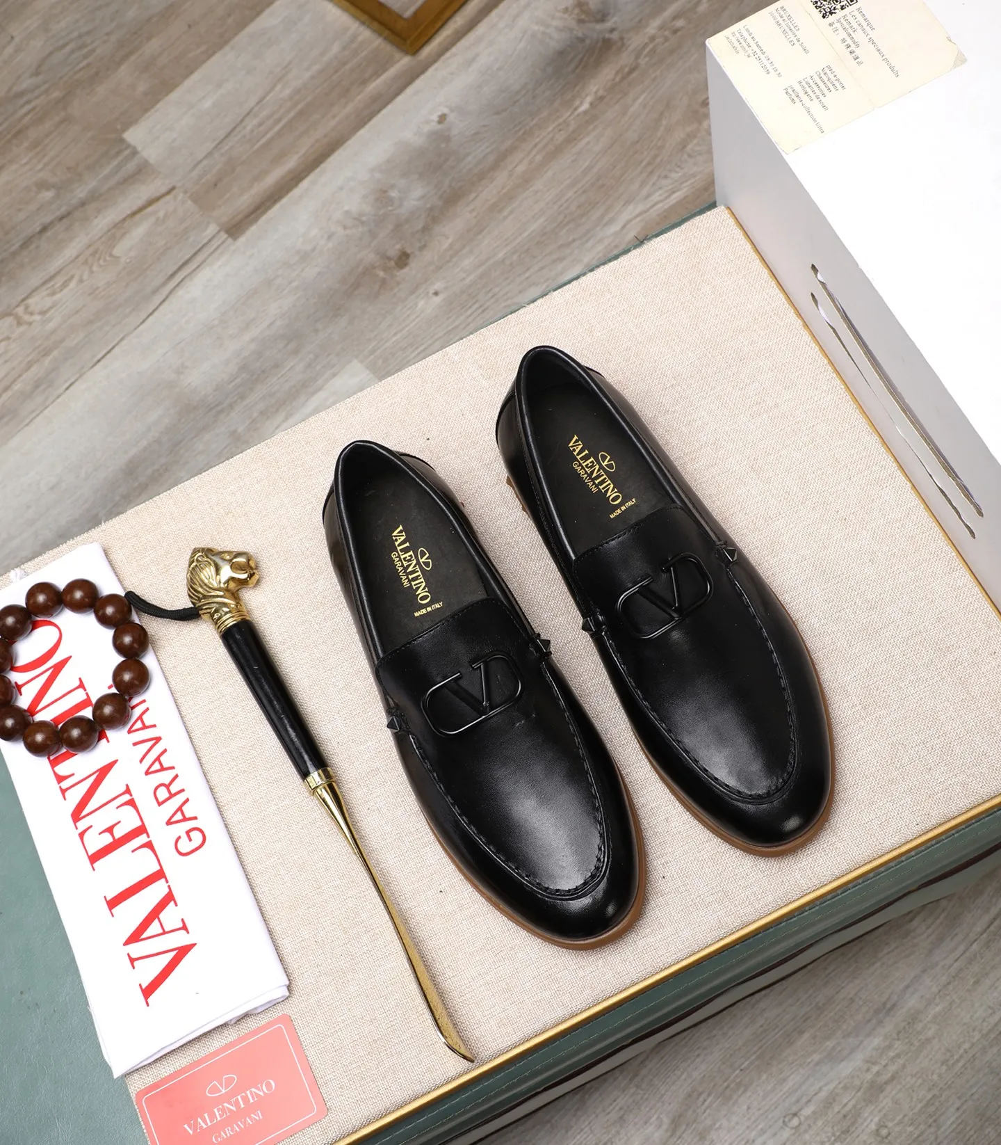Men's shoes 💰520 [Valentino-Valentino] High-quality boutique men's shoes. The same style as the celebrities, original and authentic.✅ Made of imported cowhide + original apricot cowhide lining. The French luxury model is priced at 14,080 Swiss francs. It is also a Paris Fashion Week catwalk model. A brand can be deeply rooted in your heart, and a pair of shoes can make you linger. What you wear is not only noble, but also an aura. 👻Standard 38-45